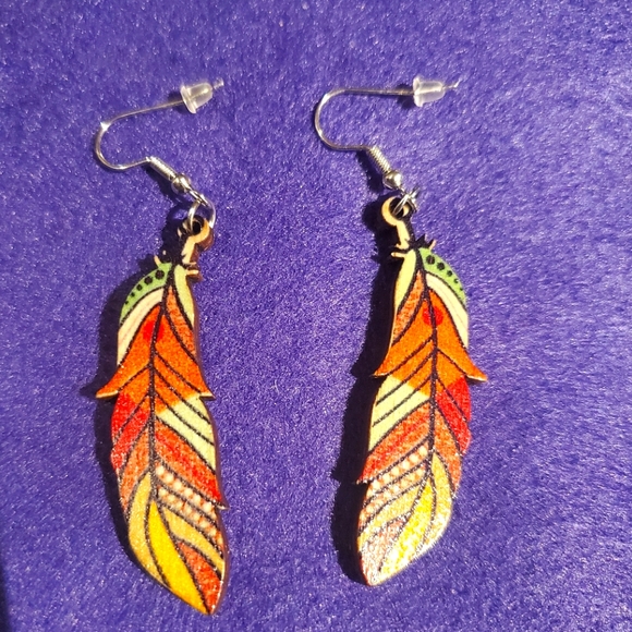 🪶 Feather Earrings - Picture 2 of 3